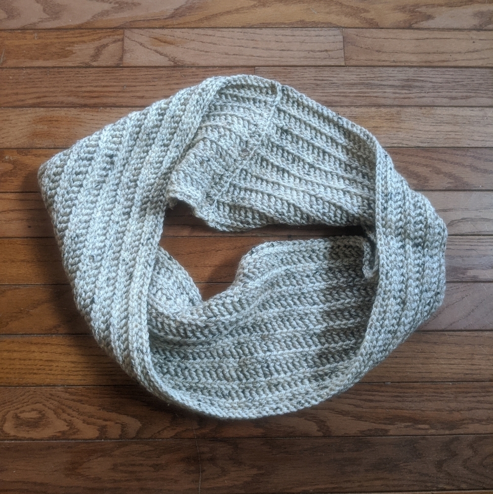 Hand-Knit Infinity Scarf Neutral Fleck - Picture 3 of 5